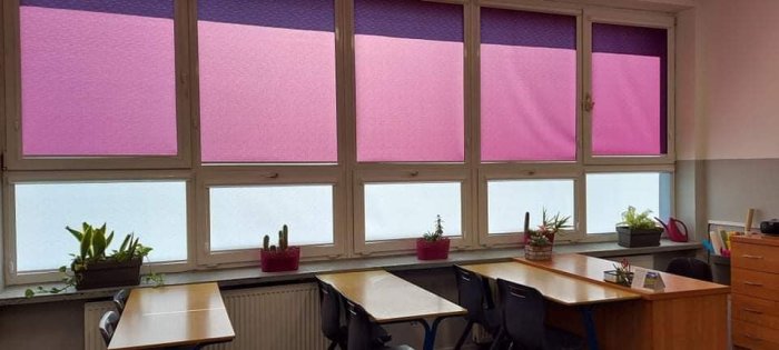 Rolety okienne w kolorze fioletowym zakupione przez Stowarzyszenie Chce się żyć.