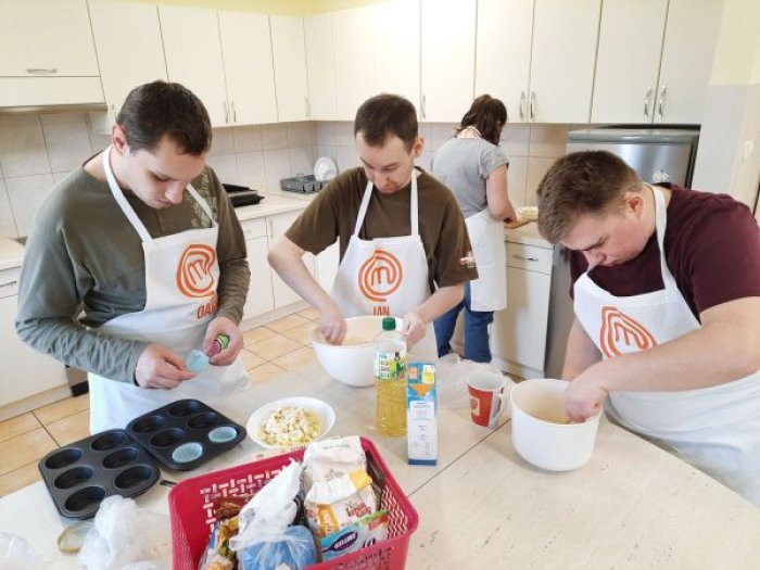 Uczniowie przygotowują ciasto na muffinki