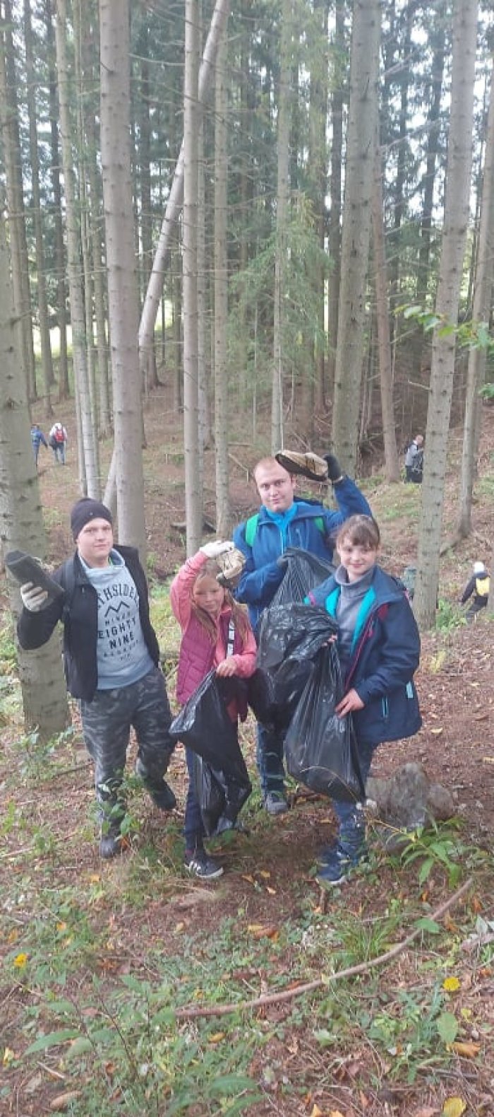 uczestnicy podczas akcji zbierania śmieci