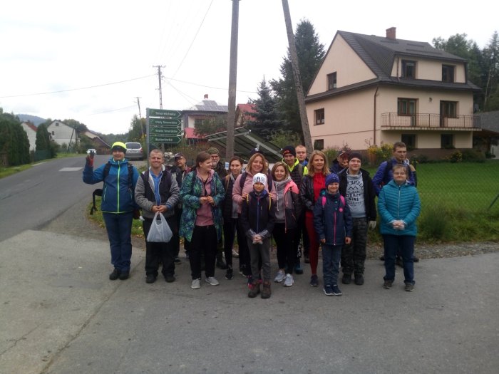 zdjęcie grupowe uczestników sosw biorących udział w zlocie ekologicznym