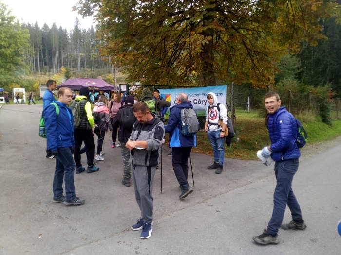 uczestnicy zlotu przed schroniskiem w Soblówce