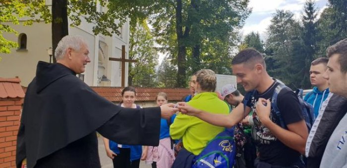 Spotkanie z franciszkaninem o. Janem pod Bazyliką mniejszą w Rychwałdzie.