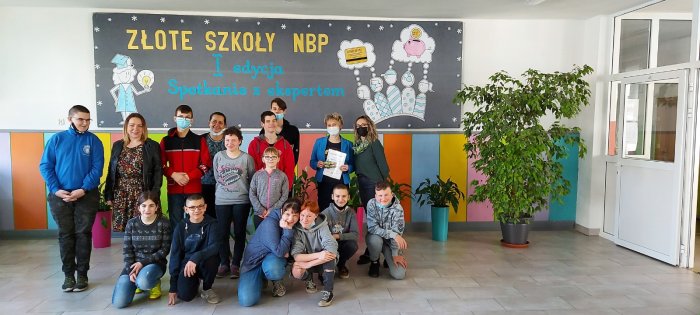 Uczniowie i nauczyciele wraz z ekspertem PKO