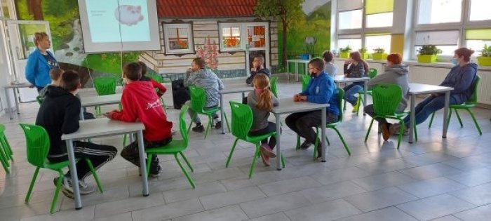 Uczniowie oglądają film pod tytułem finansiaki