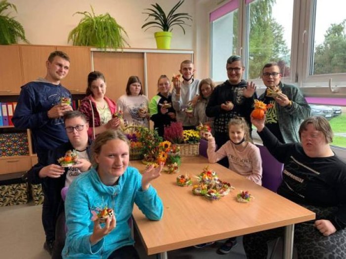 Uczniowie klas 2 Pc i 3 Pc prezentują swoje jesienne prace.