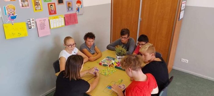 Uczniowie uczą się poprzez zabawę.