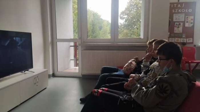 odpoczynek uczniów w sali telewizyjnej