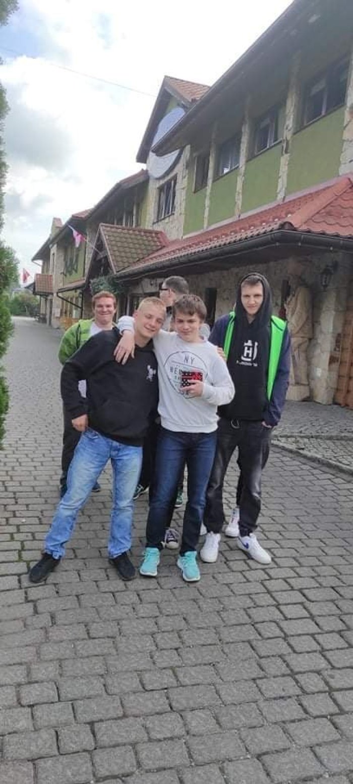 Uczniowie w drodze do restauracji.