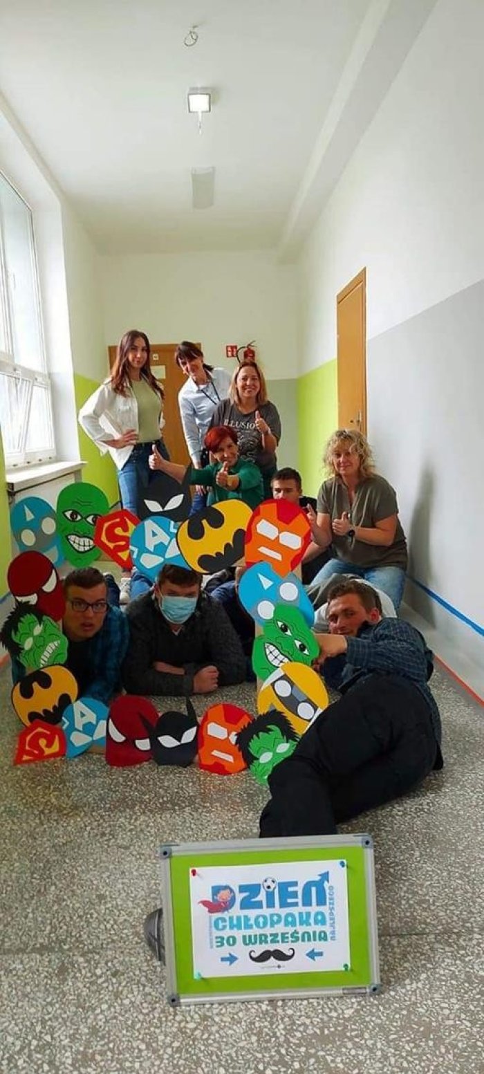 Samorząd Uczniowski celebruje Dzień chłopaka.