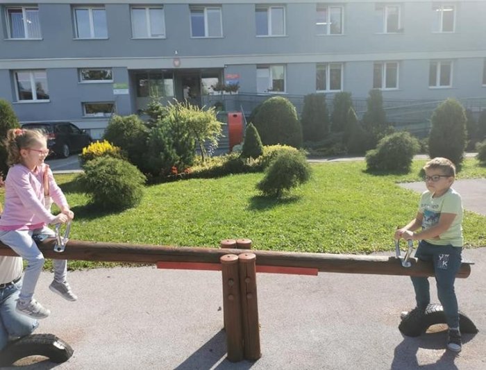 Uczniowie kołyszą się na huśtawce. 