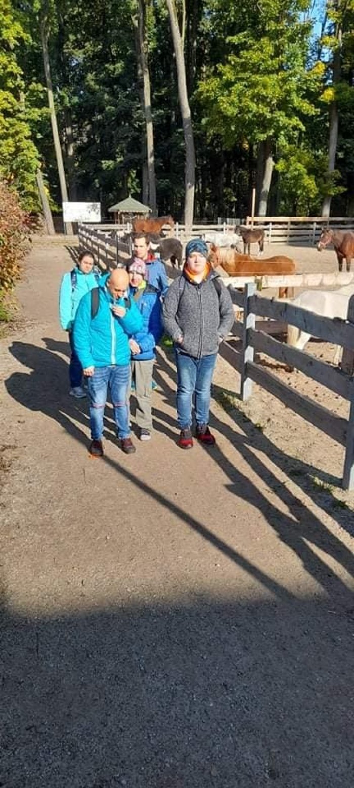 Uczniowie z wizytą w małym ZOO.