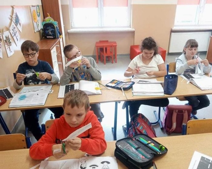 Uczniowie pilnie wykonują karty pracy. 