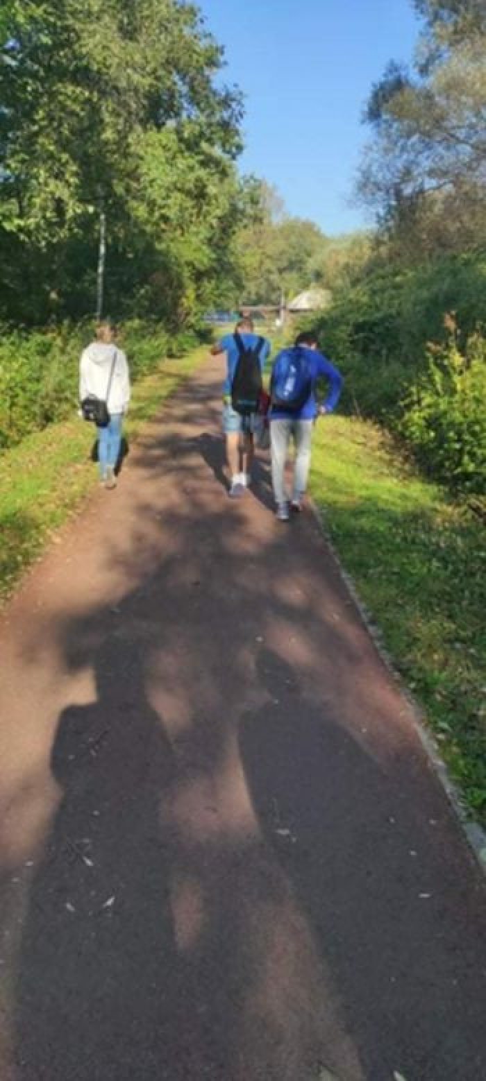 Uczniowie wędrują ścieżką dydaktyczną wzdłuż rzeki Koszarawy.