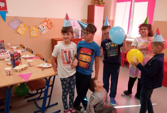 Solenizant Przemek świętuje swoje urodziny wraz z kolegami z klasy.