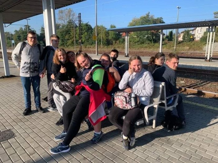 Uczestnicy wycieczki na dworcu kolejowym.