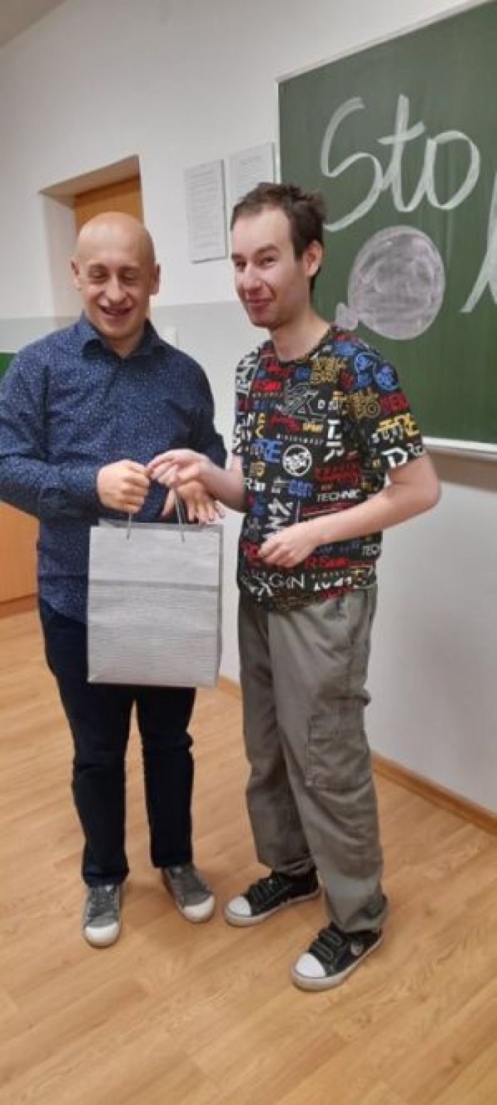 Kolega z klasy składa serdeczne życzenia urodzinowe Szymonowi.