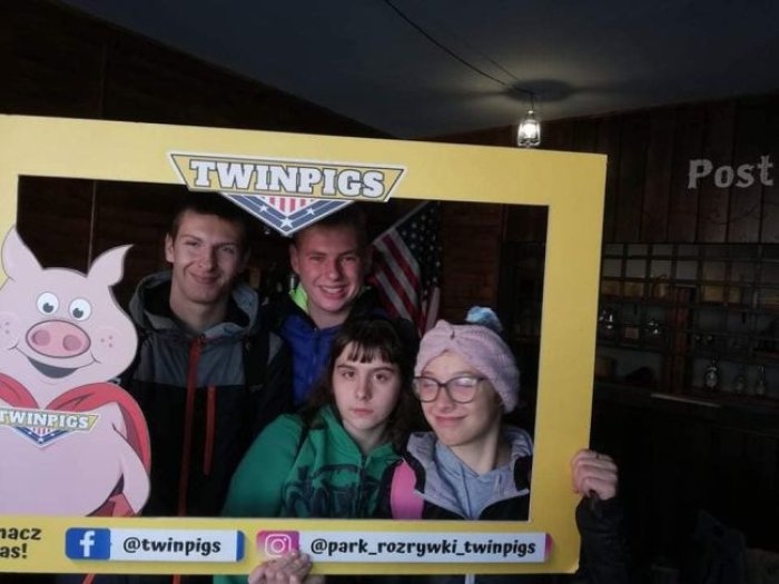 Uczestnicy wycieczki w foto-budce w amerykańskim parku rozrywki Twinpigs.