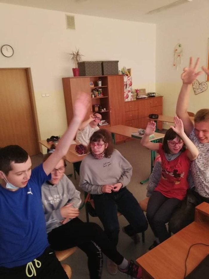 Uczniowie aktywnie uczestniczą w przedstawieniu. 