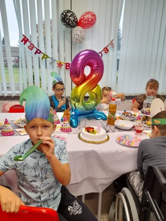 Uczniowie świetnie się bawią podczas urodzin. 