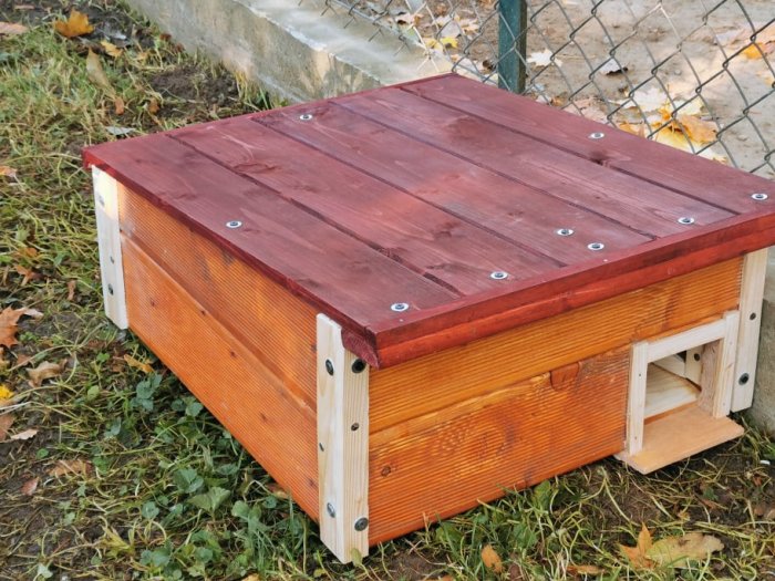 domek dla jeża zainstalowany w mini zoo