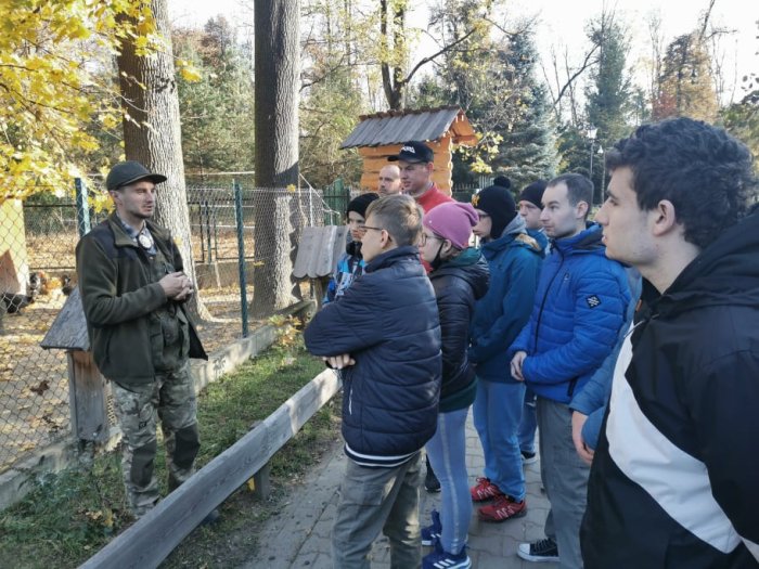Pan dyrektor z grupą uczniów ośrodka