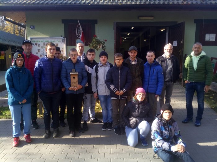 Zbiorowe zdjęcie uczniów oraz dyrektora zoo