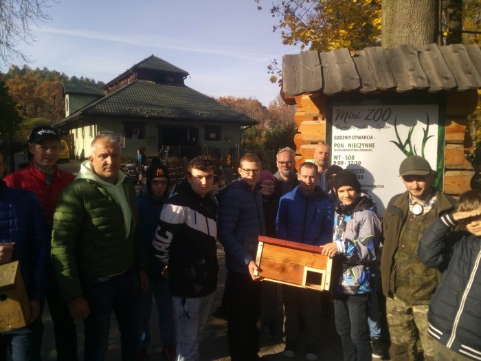 przekazywanie domku dla jeża dyrektorowi mini zoo