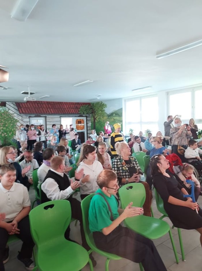 Klasa 4 uczestniczy w apelu z okazji Dnia Edukacji Narodowej.