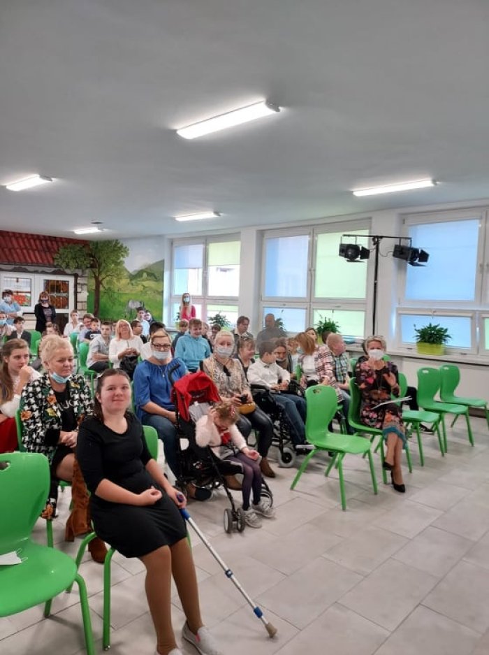 Uczennica klasy 4 Weronika  przed występem recytatorskim.