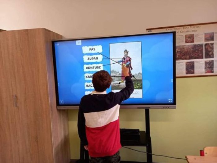 Zajęcia historyczne z wykorzystaniem tablicy multimedialnej.