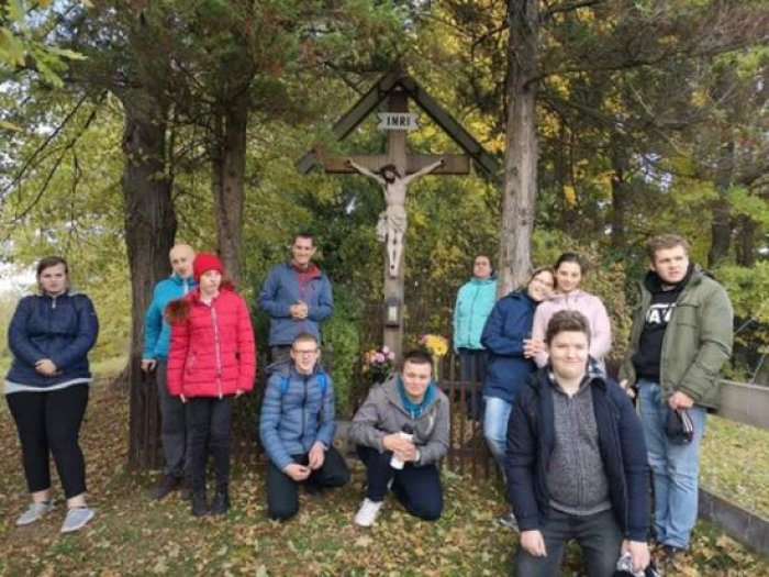Uczestnicy wycieczki przy krzyżu – Boża Męka. 