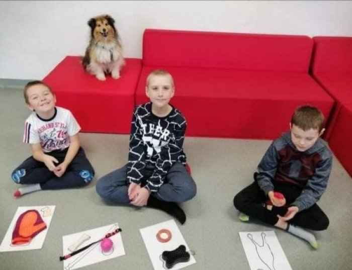 Uczniowie w ramach zajęć z dogoterapii.