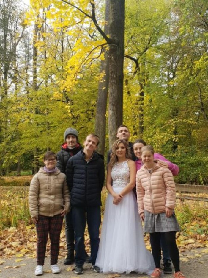 Zdjęcie z panną młodą w jesiennej scenerii.
