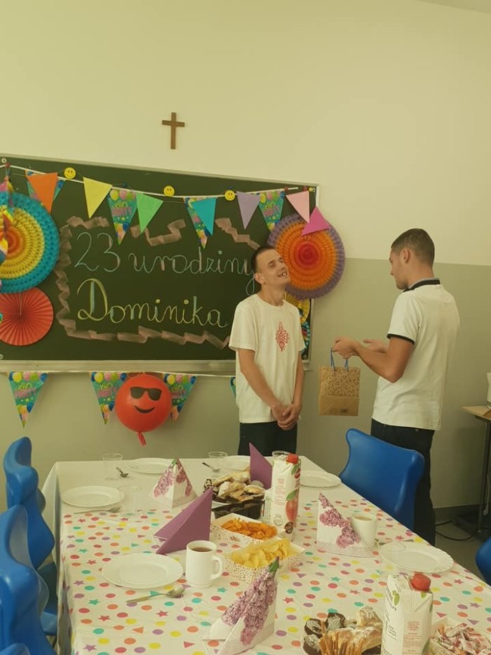 Uczniowie składają solenizantowi życzenia. 