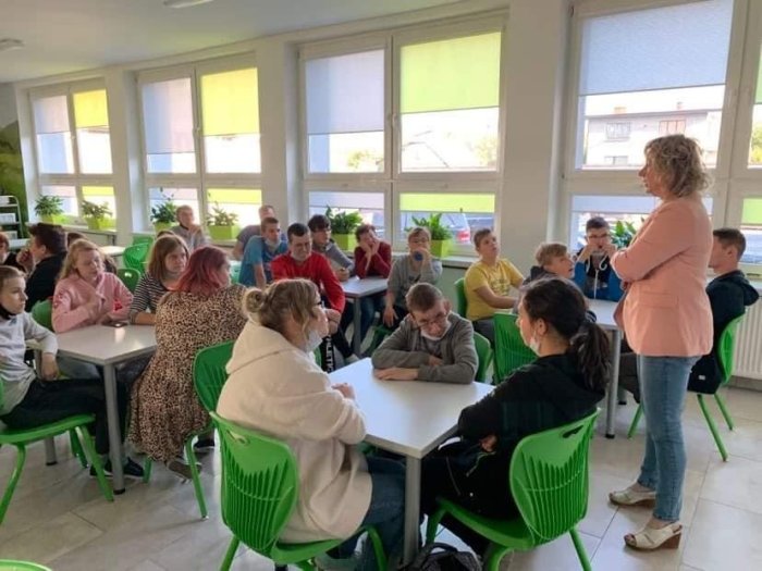 Uczniowie dokonują wyboru spośród swoich przedstawicieli klasowych. 