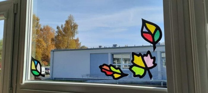 Witraże zdobią okna klasopracowni.