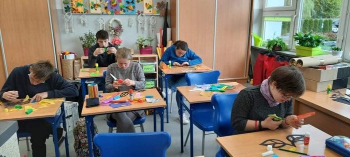 Uczniowie wykonują witraże z papieru.