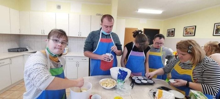 Uczniowie podczas prac na zajęciach kulinarnych.