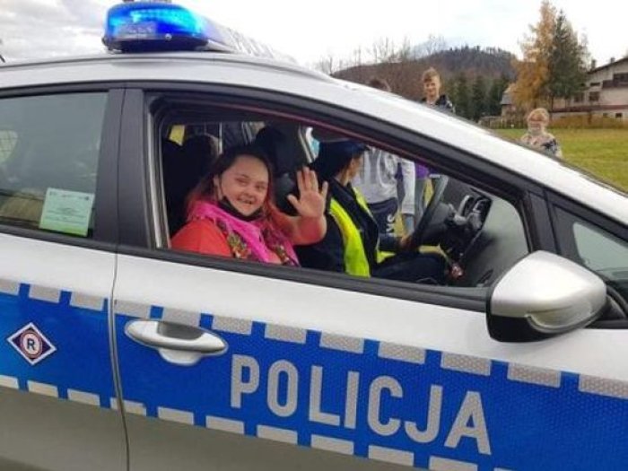 Uczennica w radiowozie policji.