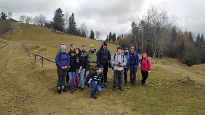 Zdjęcie zbiorowe w okolicach schroniska.