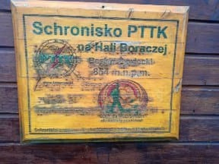 Tabliczka informacyjna Schroniska PTTK