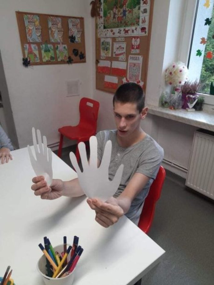 Uczeń pokazuje odrysowane obie ręce, które posłużą jako skrzydła. 