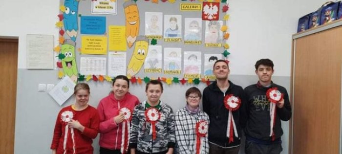 Uczniowie klasy przysposabiającej do pracy prezentują wykonane przez siebie kokardy narodowe.