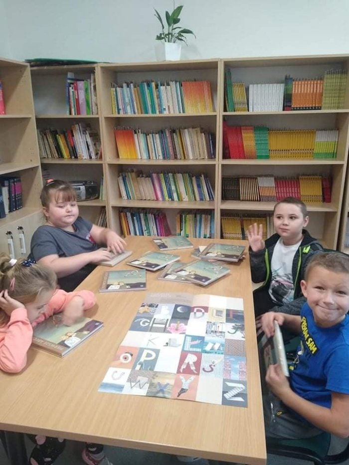 Uczniowie biorą udział w projekcie.