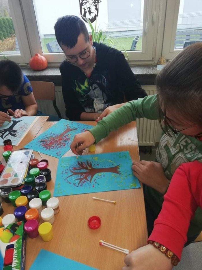 Uczniowie malują patyczkami. 