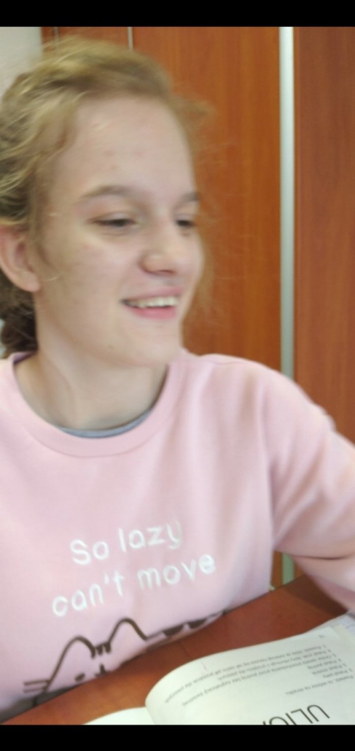 Uczennica bierze udzał w projekcie.