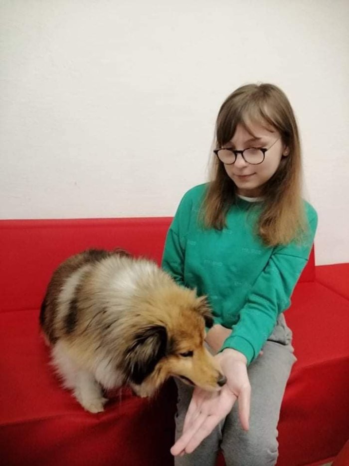 Uczennica aktywnie uczestniczy w terapii.