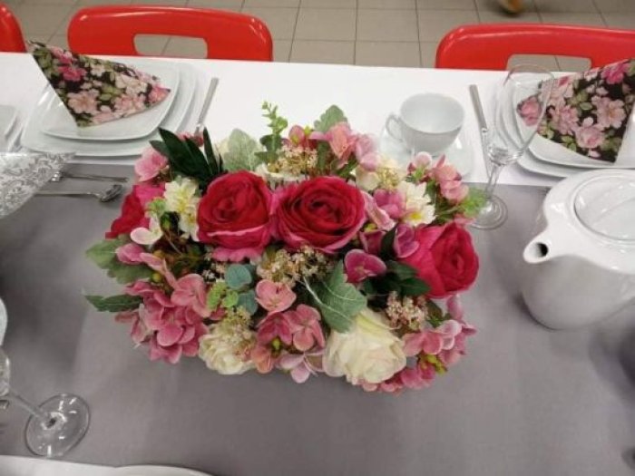 Kompozycja kwiatowa na stół, ułożona na gąbce florystycznej.