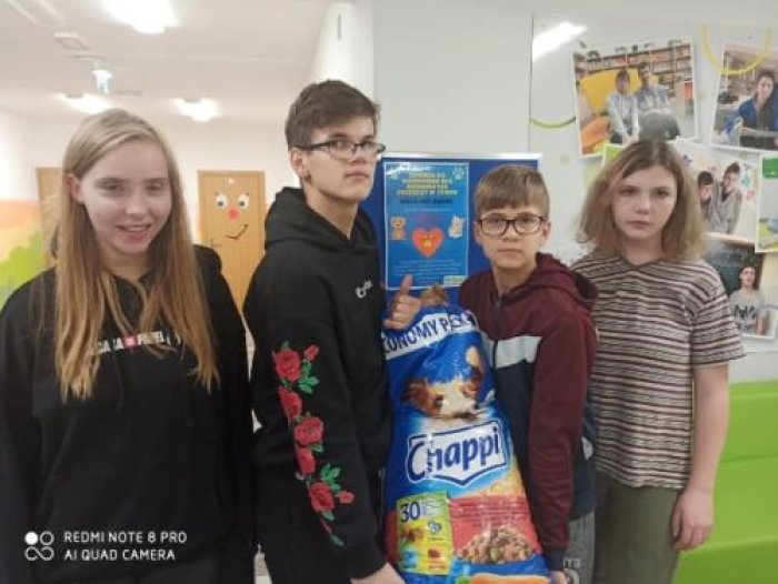 Wychowankowie internatu ofiarowali bezdomnym zwierzętom karmę.