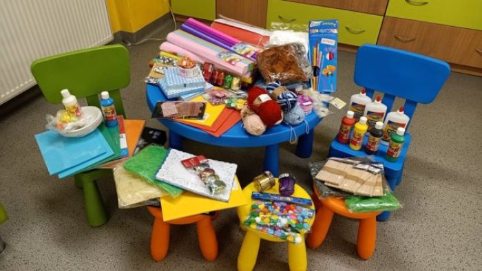 Materiały papiernicze i przybory szkolne podarowane przez Św.Mikołaja z Publicznego Przedszkola w Wieprzu.